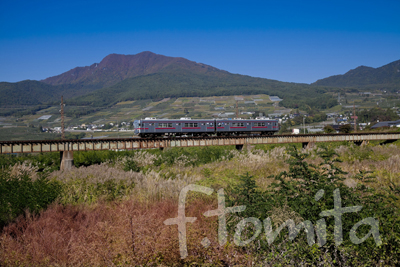 B長野電鉄と高社山(高井富士).jpg