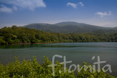 須川湖と栗駒山_秋田県東成瀬村8月.jpg