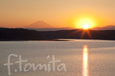B狭山湖からの富士山と夕陽(埼玉).jpg
