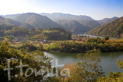 B2川ぞいの集落.jpg